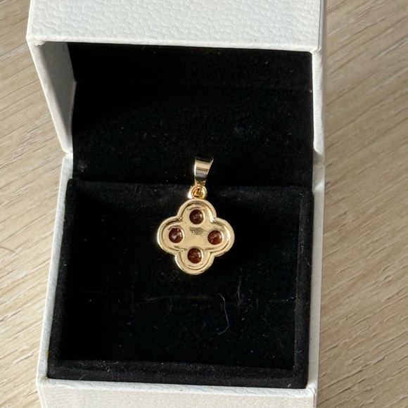 Gold four leaf clover Pendant Necklace - Picture 3 of 3